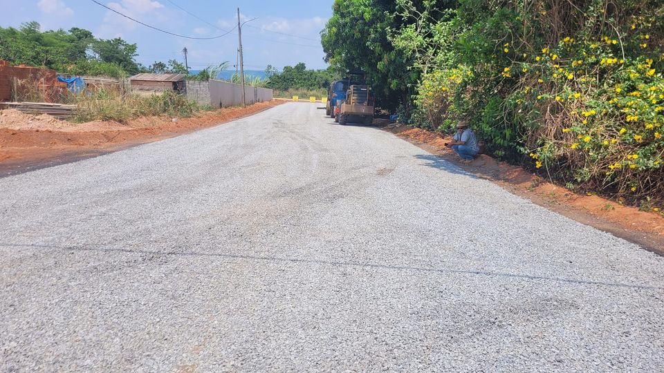 Mais uma rua concluída com pavimentação asfáltica em Nova Lacerda-MT.